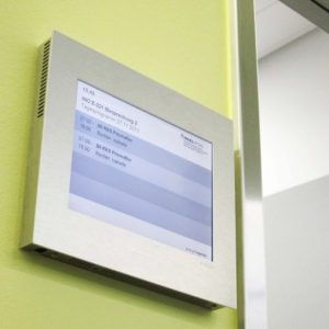 Point Schild im Inselspital Bern, mit Raumbuchung. Gesteuert und automatisch verwaltet von der A-Design Organizer Software.