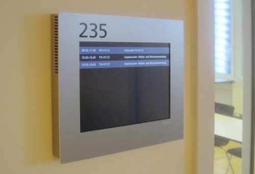 Point Schild im Careum Weiterbildungszentrum, mit Raumbuchung. Gesteuert und automatisch verwaltet von der A-Design Organizer Software.