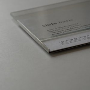 Schild Slide Basic, flach auf dem Tisch mit Acrylglas Abdeckung