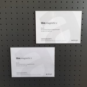 Anwendung vom Schild Slim Magnetic mit zwei Magnetstreifen.