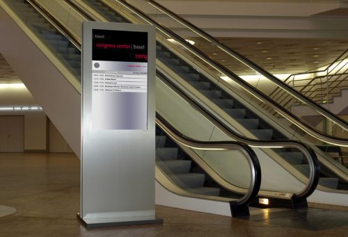 Stele im Congresscentrum in Basel mit beispielhaftem Informationssystem von A-Design