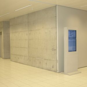weisse Stele im Campus Thurgau mit Informationssystem von A-Design