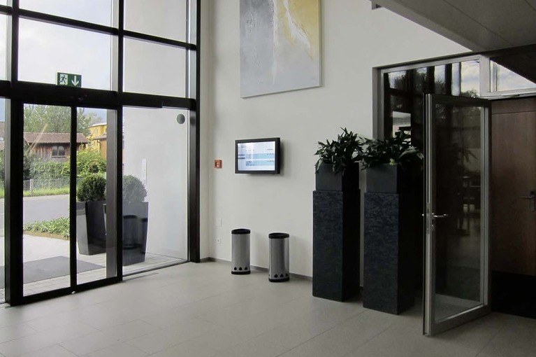Referenz Business Center Liechtenstein, Monitor mit Infosystem von A-Design.