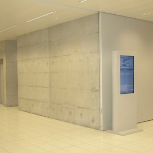 weisse Stele im Campus Thurgau mit Informationssystem von A-Design