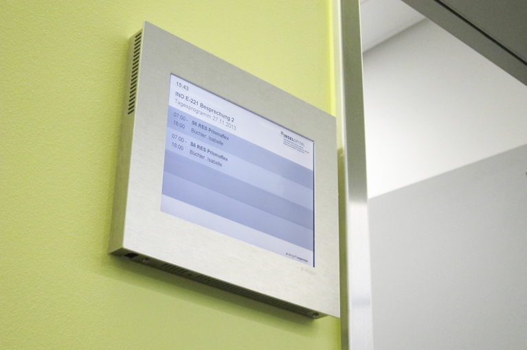 Referenz Inselspital Bern, Schild Point mit Raumbuchung, gesteuert durch die A-Design Organizer Software.