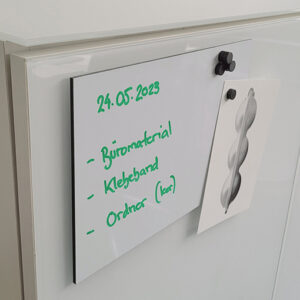 Magnetisches Whiteboard auf einer Front mit Beschriftung des Inhalts