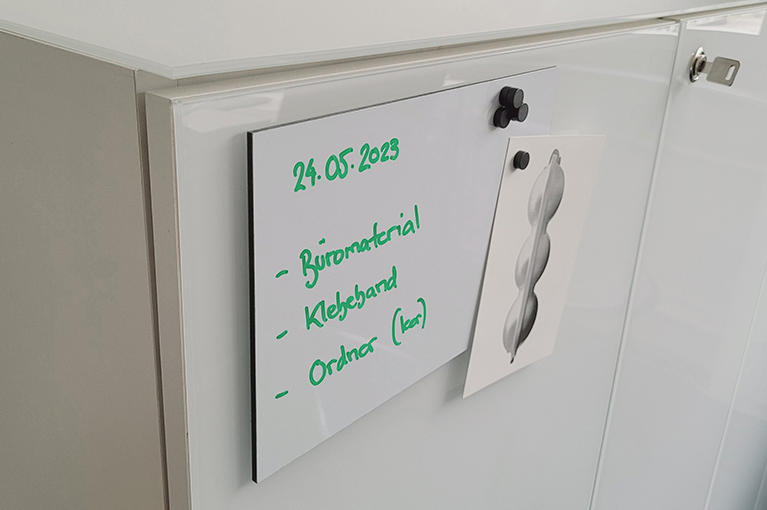 Magnetisches Whiteboard auf einer Front mit Beschriftung des Inhalts