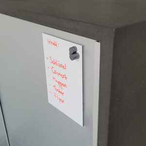 Magnetisches Whiteboard auf einer Schiebetüre mit Beschriftung des Inhalts